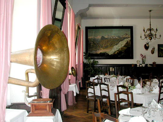 Das Grammophon im Festsaal des Grand Hotel "Glacier du Rhone" 
