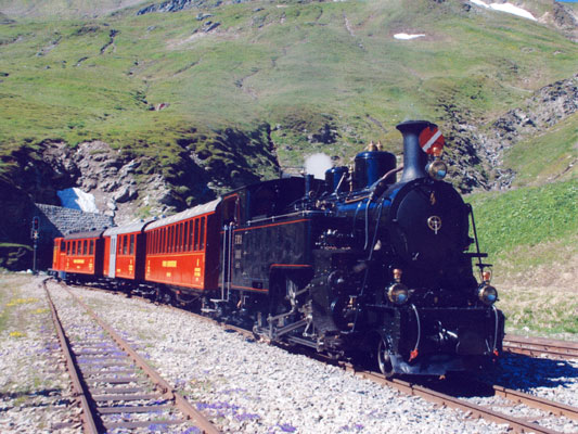 Der Dampfzug der Furka-Oberalp-Bahn braust heran 