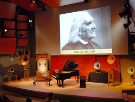 Franz Liszt erscheint im Saal